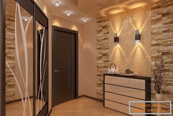 Design chic d'un petit couloir dans une maison privée dans le style du luxe
