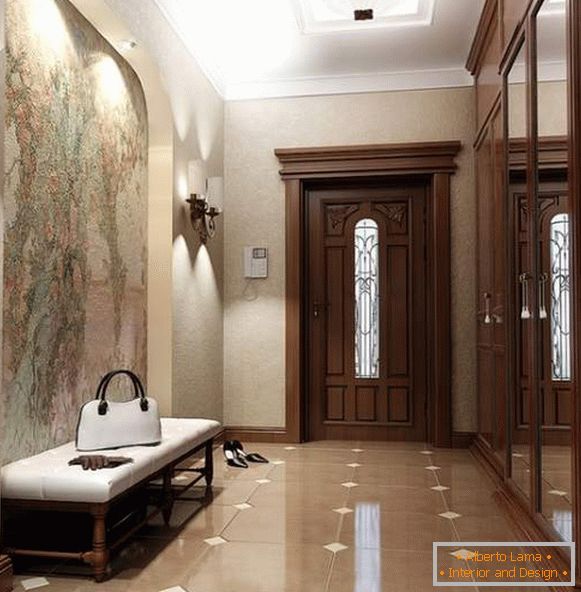 Belle conception du couloir dans une maison privée dans un style classique