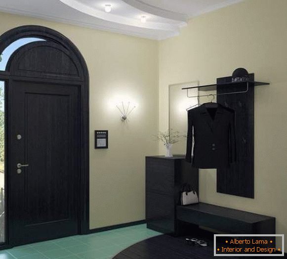 Mobilier noir dans un design de couloir moderne dans une maison privée
