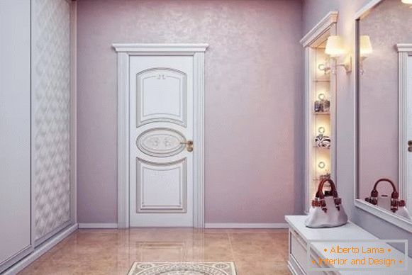 Conception d'un grand couloir dans une maison privée avec une armoire blanche intégrée