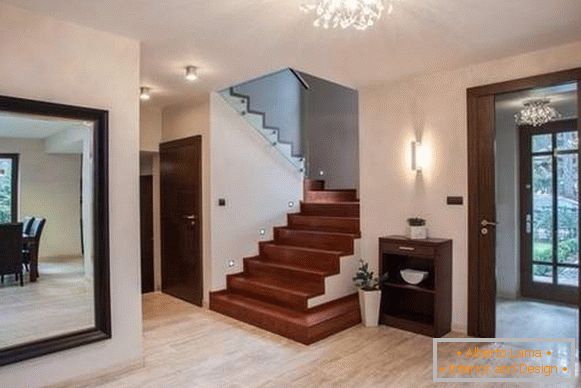 Conception du couloir dans une maison privée avec grands miroirs et escaliers