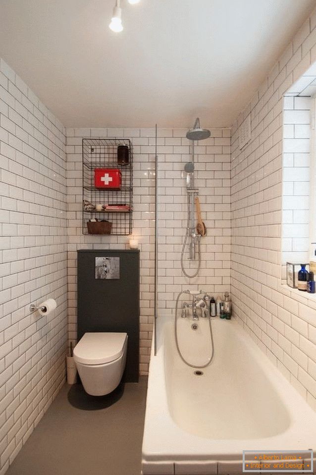 La toilette est combinée avec une baignoire