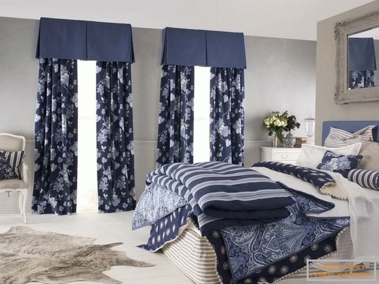 La combinaison de la couleur des rideaux et des textiles dans la chambre