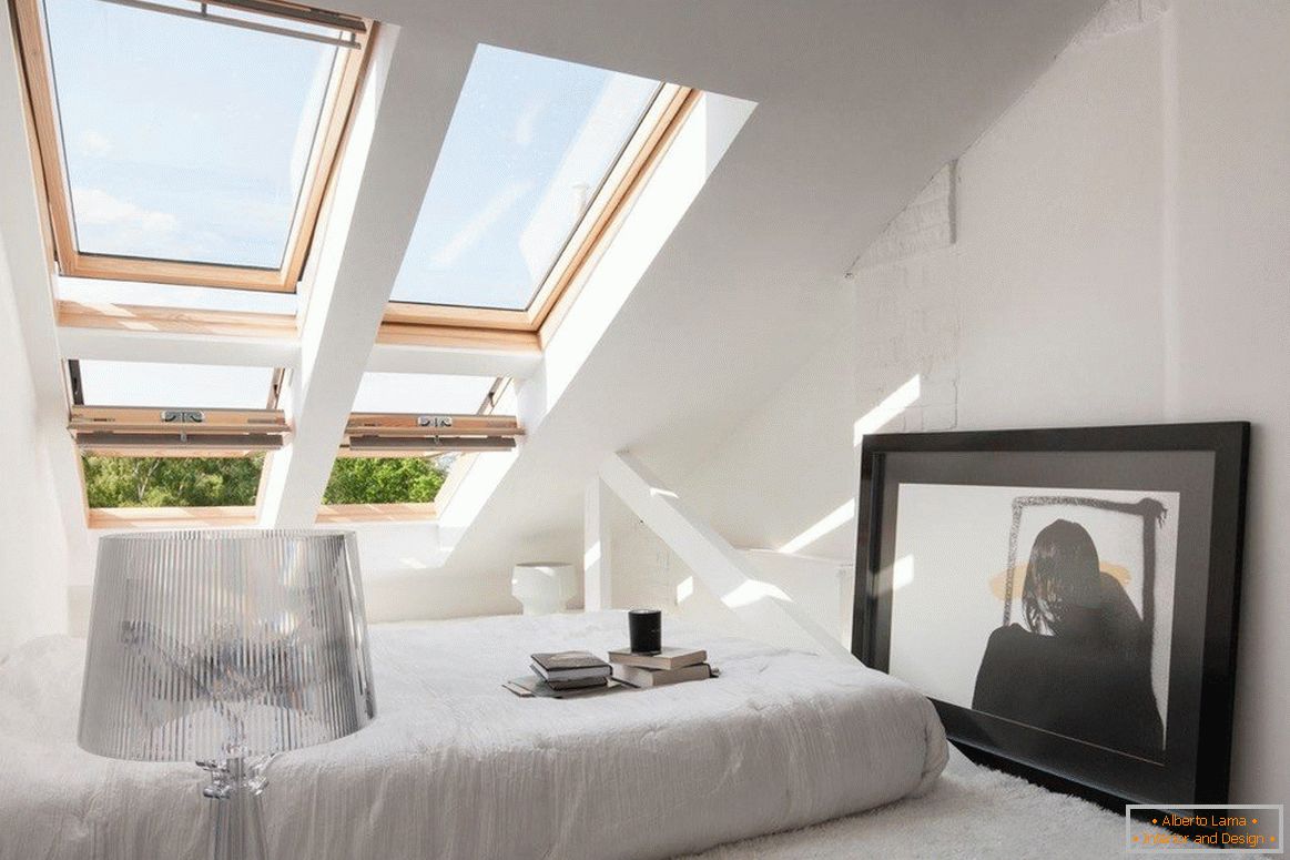 Chambre confortable avec des fenêtres sur la pente du toit