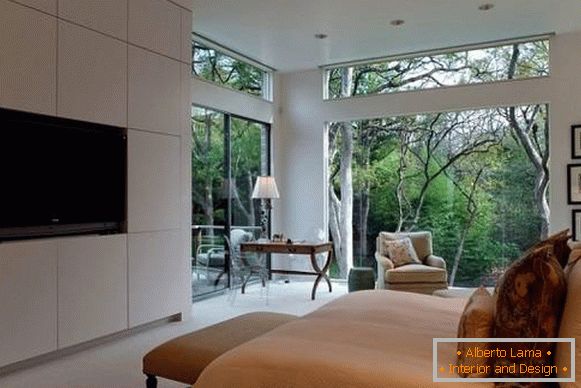 Style de chambre écologique avec de grandes fenêtres