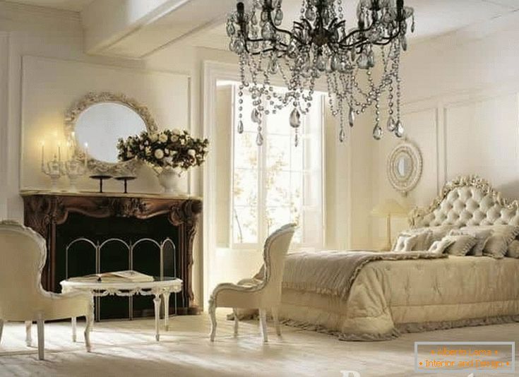 Chambre blanche et beige de style classique avec cheminée