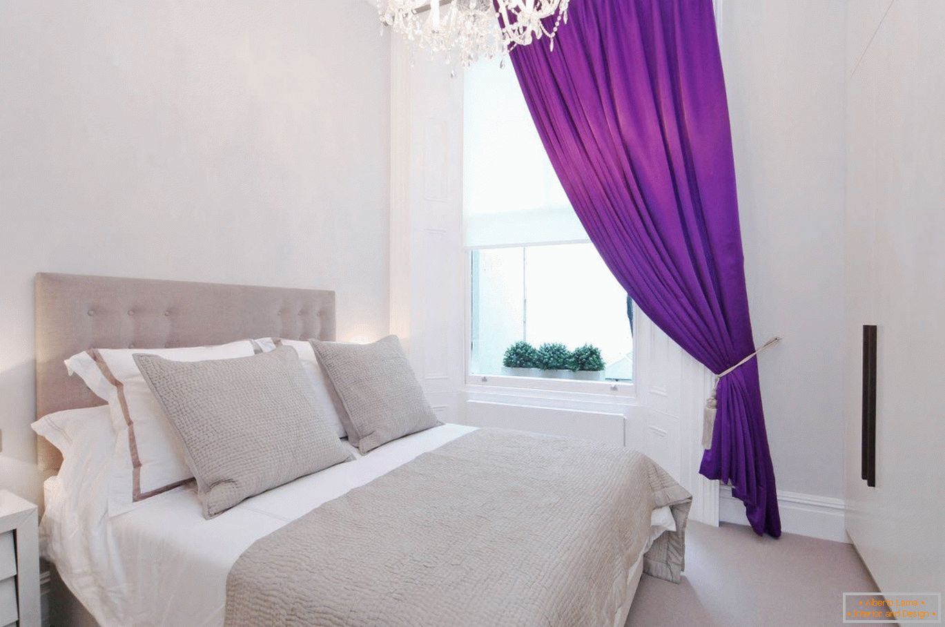 Rideaux violets à l'intérieur blanc de la chambre