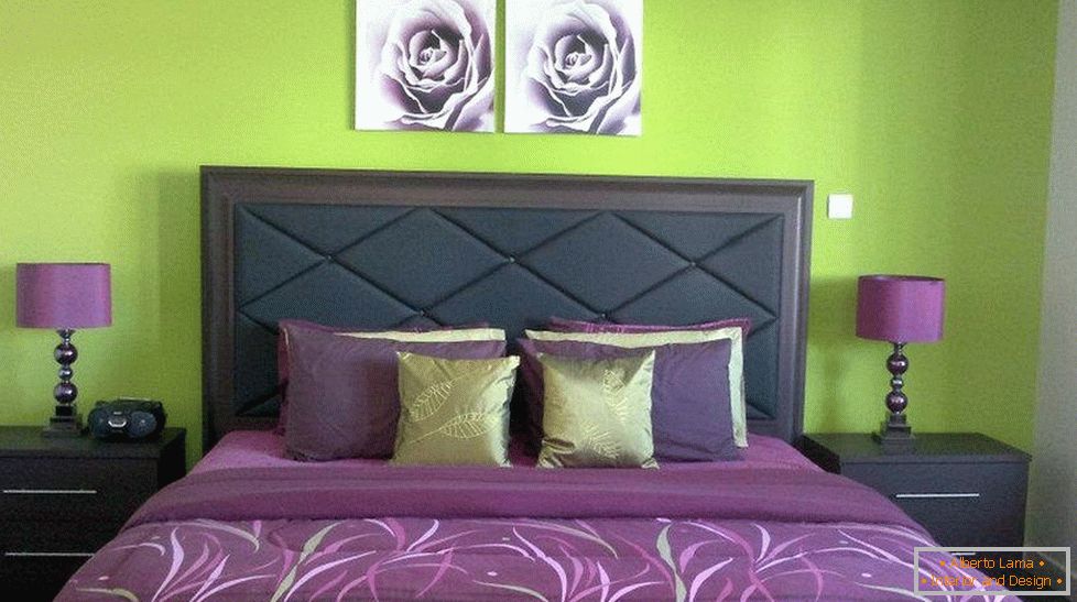 Murs vert clair et textiles violets dans la chambre