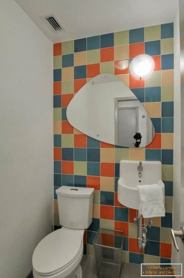 Petite toilette avec carrelage clair et murs peints
