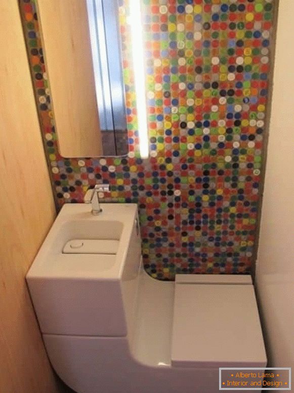 Une petite toilette avec une toilette combo moderne et une mosaïque lumineuse