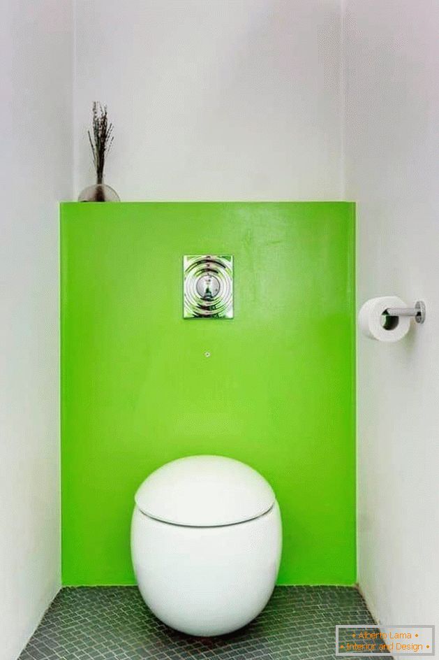 Une petite toilette en blanc avec une cuvette de toilette de forme inhabituelle