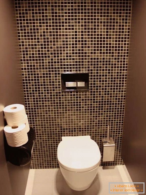 La combinaison des murs avec des carreaux et la peinture dans une petite toilette