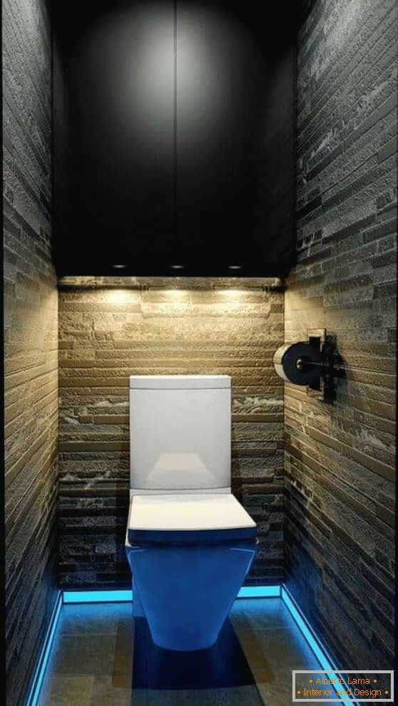 Eclairage original dans une petite toilette avec placard suspendu