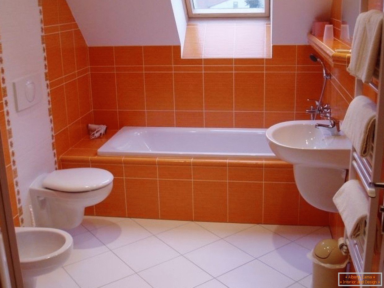 Salle de bain orange avec une petite fenêtre