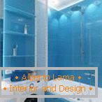Tuile bleue dans la finition d'une salle de bain étroite