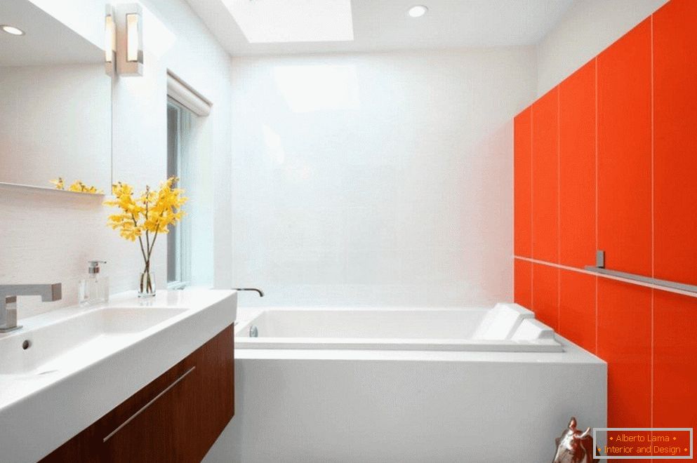 Intérieur de salle de bain orange-blanc