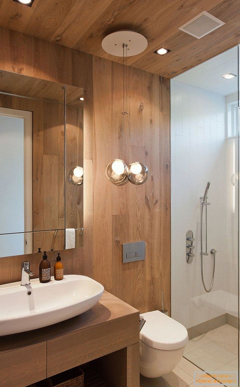 La combinaison de bois et de carrelage dans la salle de bain