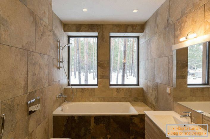 Une solution inhabituelle pour le design de la salle de bains dans le style minimaliste est l'utilisation pour la finition des carreaux de céramique, imitant la texture de la pierre naturelle.
