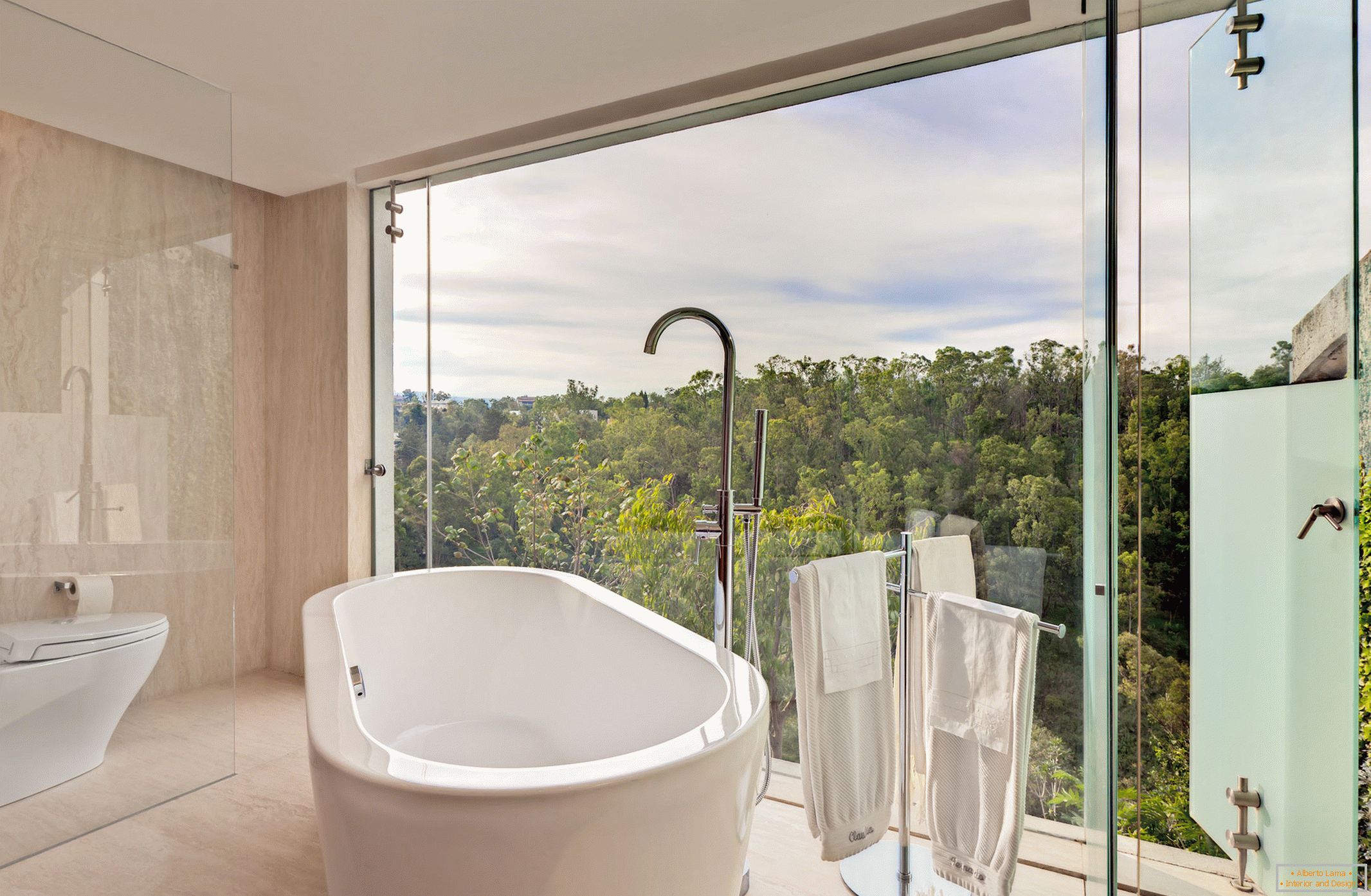 Intérieur d'une petite salle de bain avec toilettes