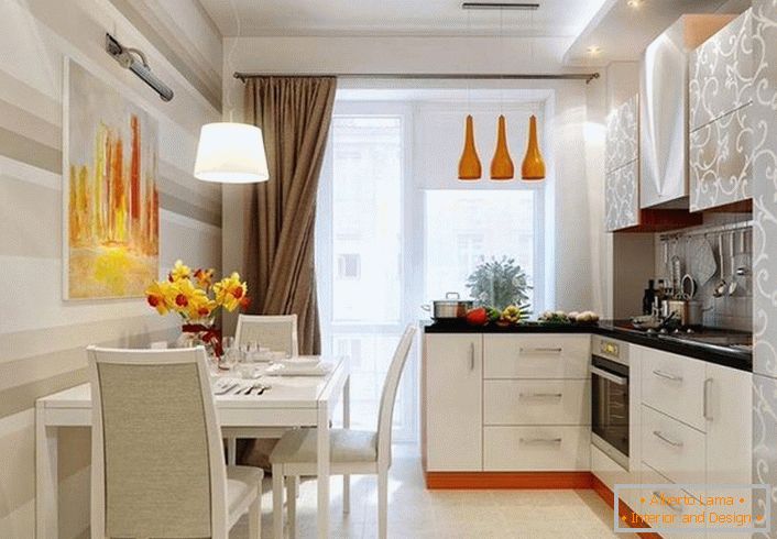 Design élégant pour l'intérieur de cuisine 12 mètres carrés. Les accents d'orange rendent la pièce plus chaude.