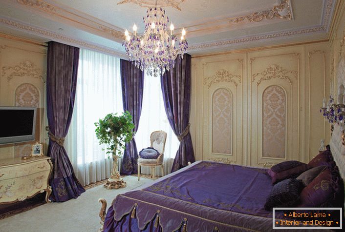 Pour concevoir une chambre de style baroque, le designer a utilisé des accents violet foncé.