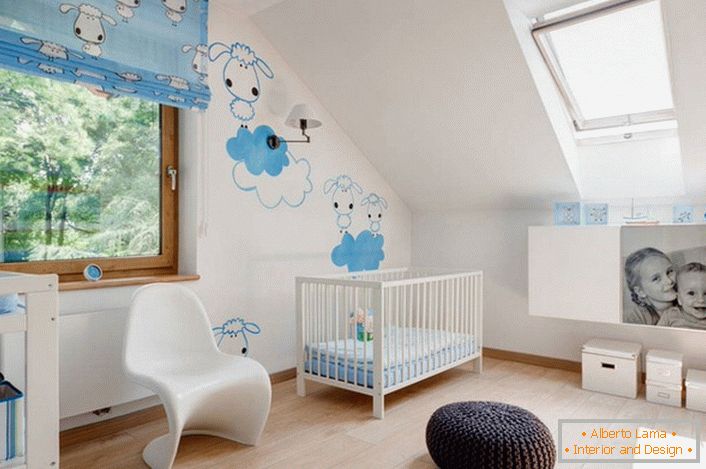 Le design de l'intérieur de la chambre des enfants dans le style scandinave est intéressant avec le design créatif des murs. Dessins-autocollants - une option appropriée pour la décoration des enfants.