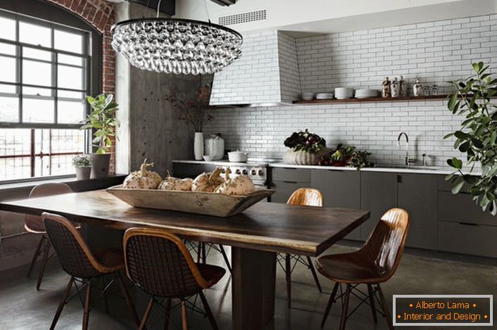 Le style loft, autrefois appelé industriel, est superbe dans une cuisine spacieuse et lumineuse. 