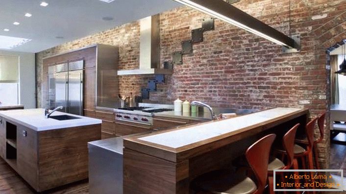 Le mur de briques s'intègre parfaitement à l'intérieur de la cuisine dans un style loft.