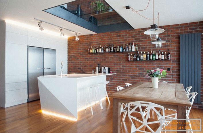 La cuisine est décorée dans un style loft moderne. Un mobilier intéressant rend l'intérieur lumineux, excentrique et mémorable.