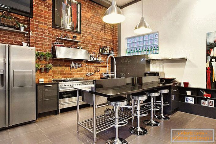 Les meubles en acier chromé s'intègrent parfaitement à la cuisine dans un style loft. Un espace correctement organisé est non seulement pratique et fonctionnel, mais aussi confortable.