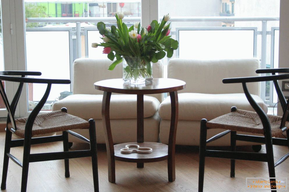 Formes de chaise inhabituelle et une table avec des fleurs