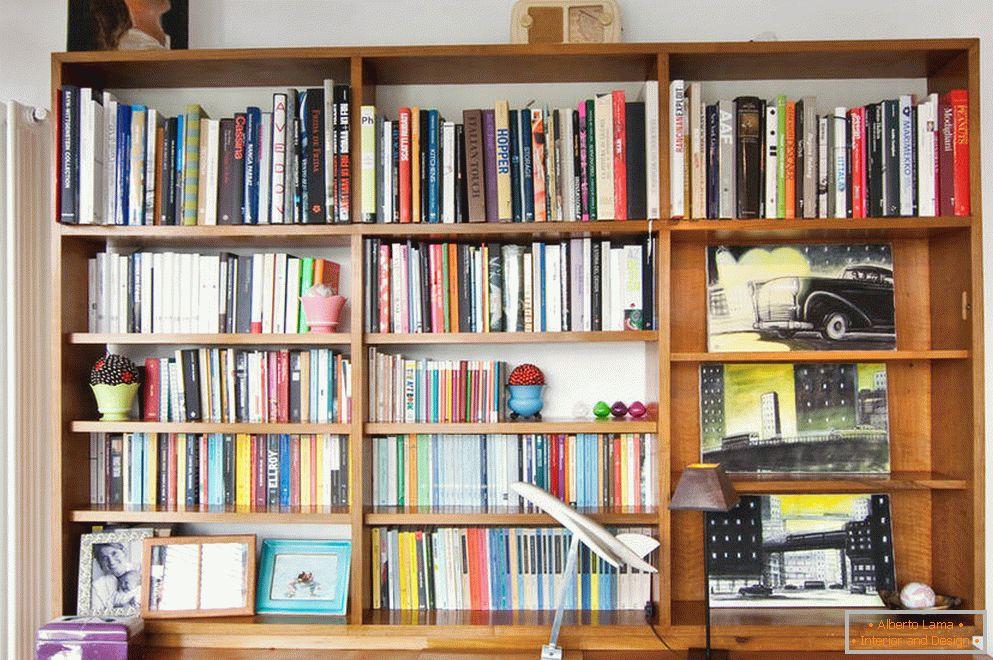Un rack avec un grand nombre de livres et de petits objets