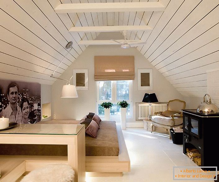 Le grenier est décoré dans un style minimaliste avec des notes de chalet. L'esprit du style du village rend la chambre spéciale et mémorable.