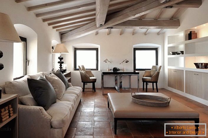 Mansard dans les blagues de style - доказательство того, что деревенский стиль может быть элегантным и роскошным. Правильно подобранные элементы декора делают атмосферу комнаты уютной и комфортной. 