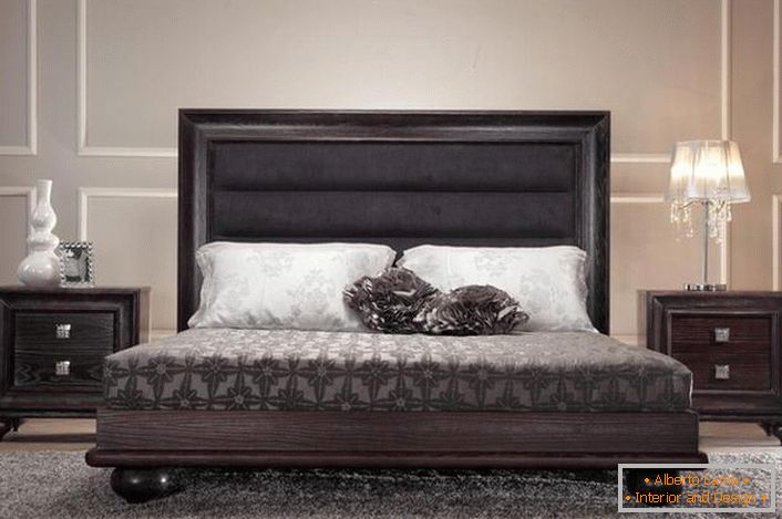 Un lit en wengé avec une tête de lit haute et douce est une solution originale et créative pour un appartement de ville ordinaire.