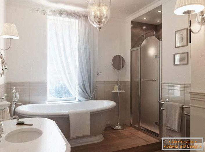 Une grande salle de bain en céramique blanche devient un point culminant de l'intérieur de la pièce. La fenêtre est recouverte d'un rideau coulissant translucide en tissu naturel, qui correspond parfaitement au style de l'Art Nouveau.