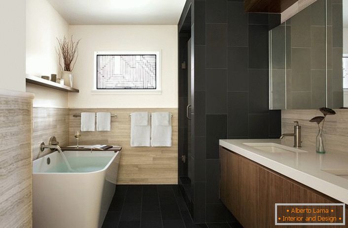 Le style de l'Art Nouveau est inhérent à l'utilisation de matériaux naturels pour la décoration. Les panneaux en bois clair rendent l'atmosphère dans la salle de bain noble et raffinée.