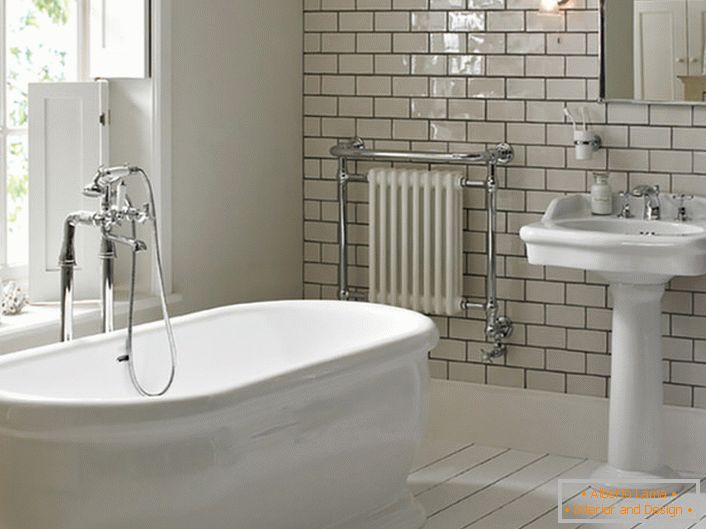 Une grande fenêtre est un élément lumineux du style Art Nouveau dans la salle de bain. Une atmosphère romantique de calme et de détente aidera à lutter contre la fatigue après une journée de travail.