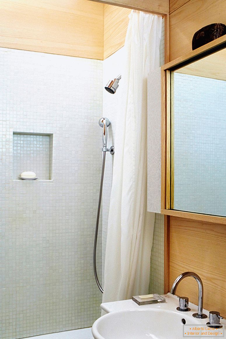 Salle de bain dans un petit appartement à deux étages