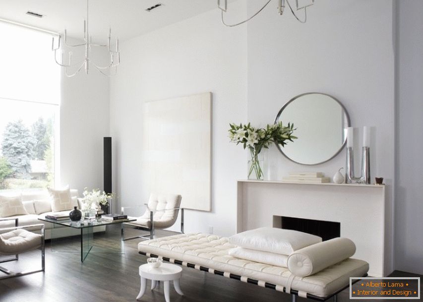 Design laconique et sobre du salon de style minimaliste dans la maison de campagne du célèbre artiste français.