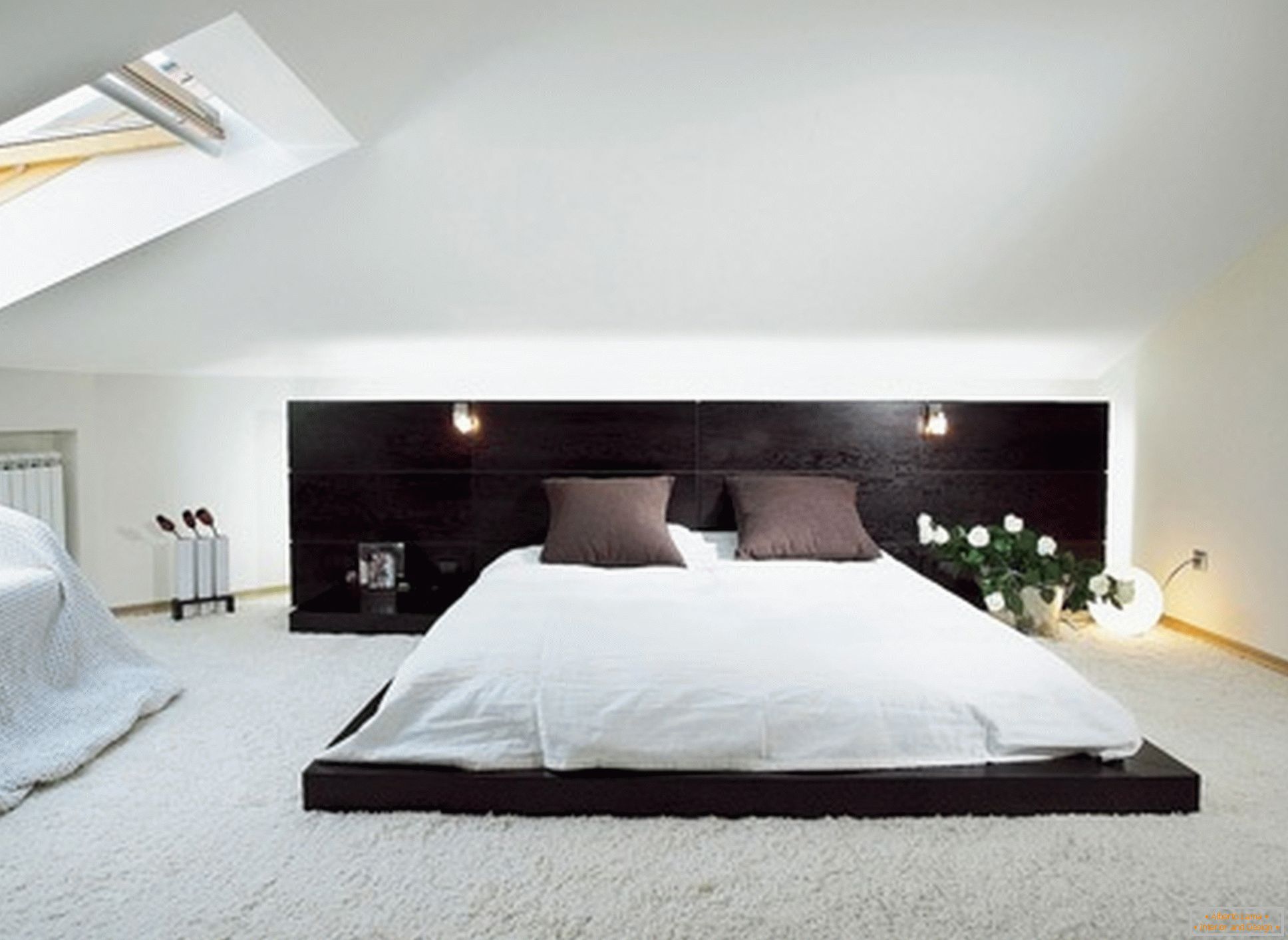 Chambre luxueuse dans le style du minimalisme - exemple d'une conception réussie d'une petite pièce à l'étage mansardé.