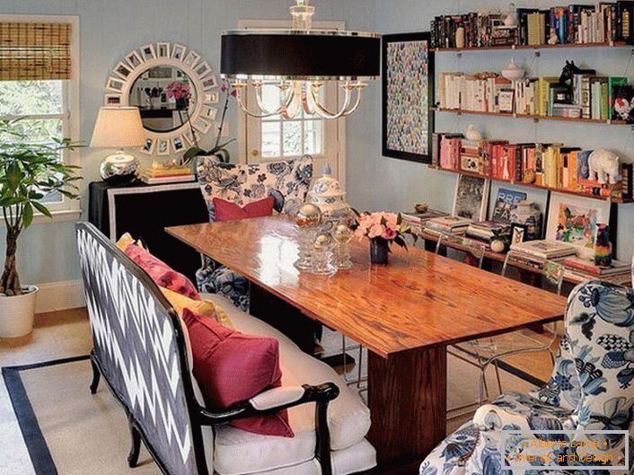 Le style campagnard se mêle au style art déco. Une solution élégante pour une salle à manger dans le style de l'éclectisme.