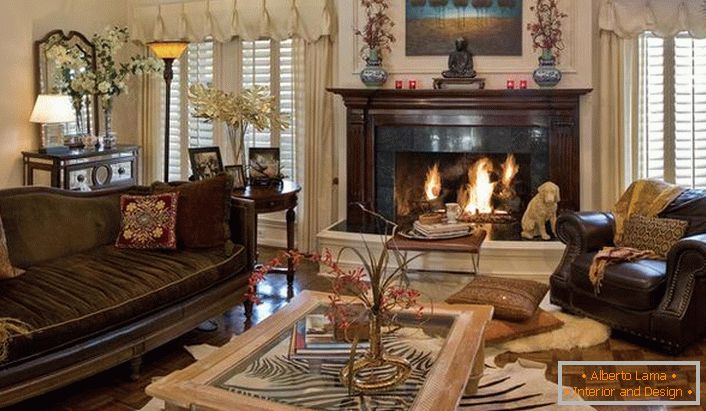 Le style est éclectique dans un salon spacieux et luxueux. L'intérieur avec une grande cheminée semble pompeux et cher.