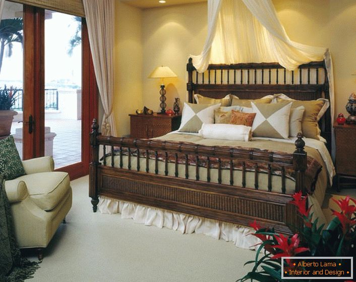 Lit luxueux dans la chambre dans le style de l'éclectisme. Baldachin au-dessus du lit, des rideaux légers sur les portes menant à la véranda rendent la chambre confortable et romantique. 