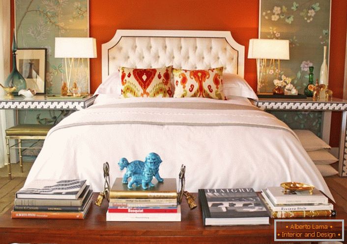 Intérieur lumineux de style éclectique pour une chambre. Le gris dimensionnel dans la finition est combiné avec succès avec une couleur orange contrastante.