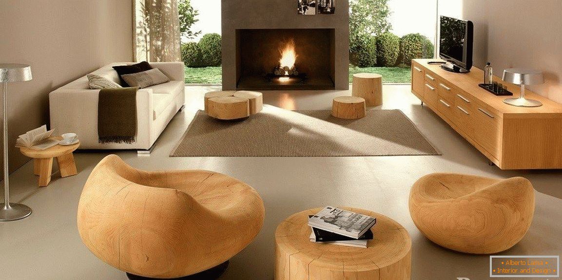 Chaises en bois et une table en bois massif