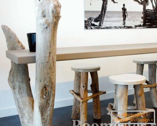 Tabourets et table avec des jambes de troncs d'arbres