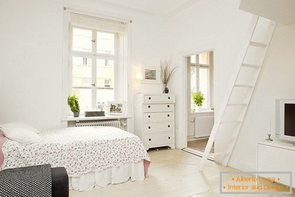 Intérieur d'un appartement de chambre confortable en Suède