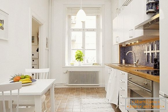 Intérieur des appartements de cuisine confortables en Suède
