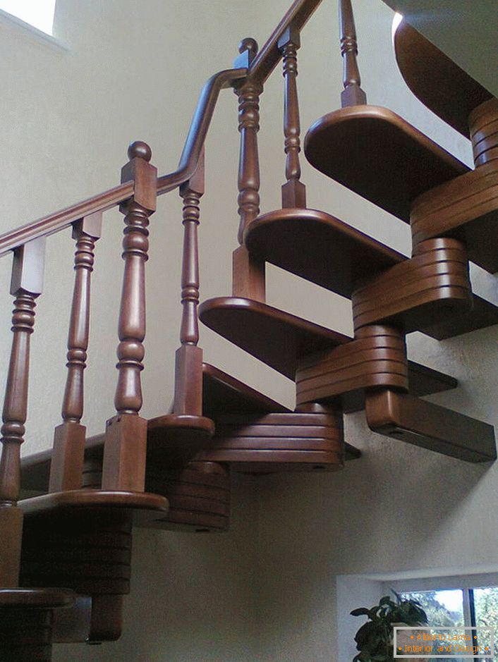 Elégant escalier modulaire pour l'intérieur de la maison dans un style classique.